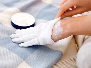 مراقبت از پوست خشک دست